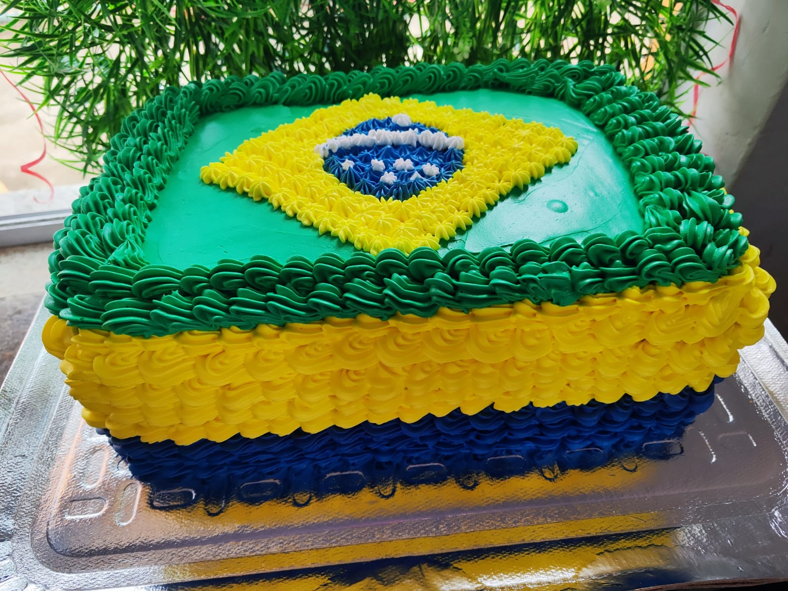 Bolo decorado com as cores da bandeira do Brasil