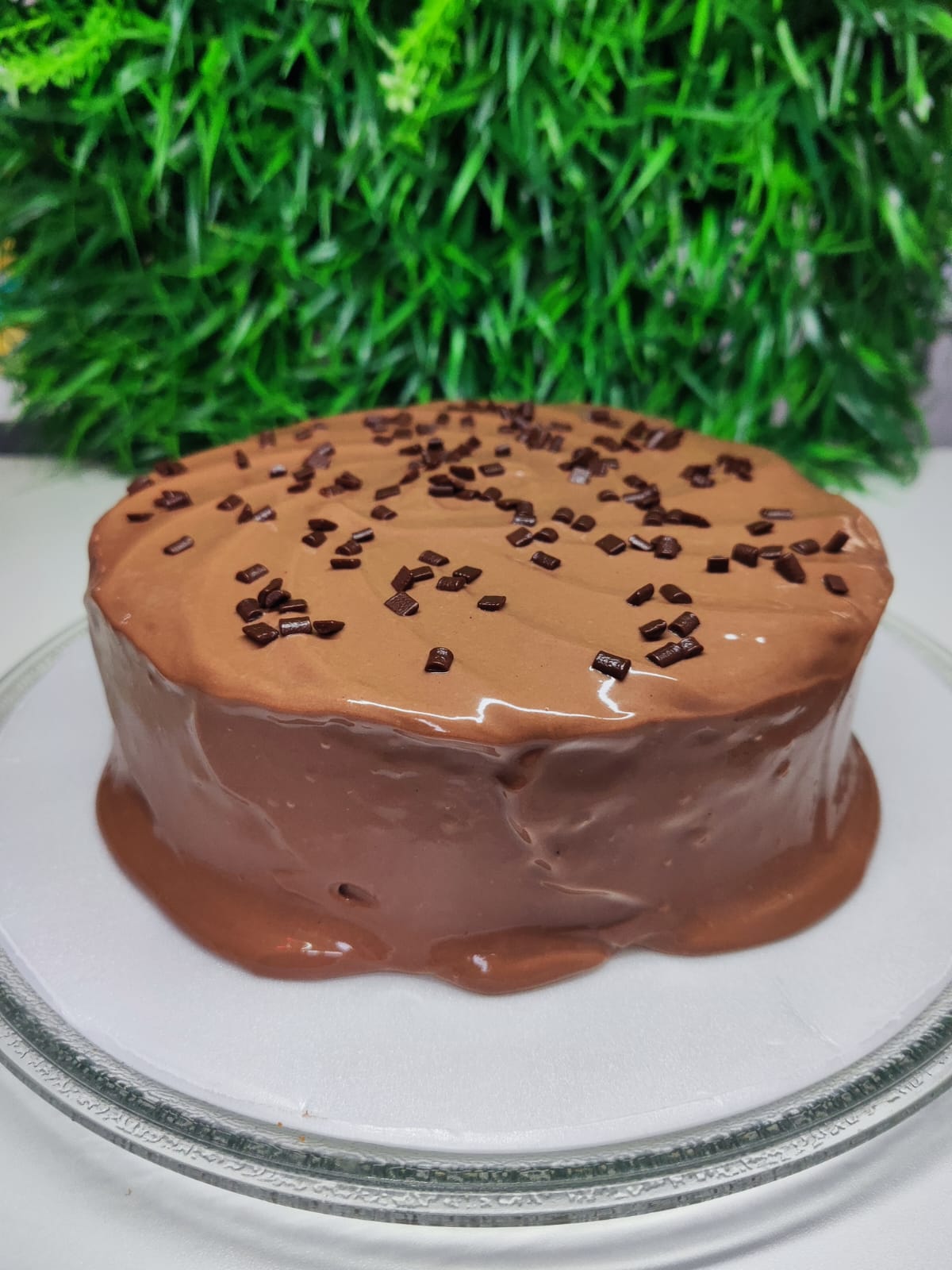 Bolo de chocolate artesanal da Fill Doces coberto com brigadeiro e granulado