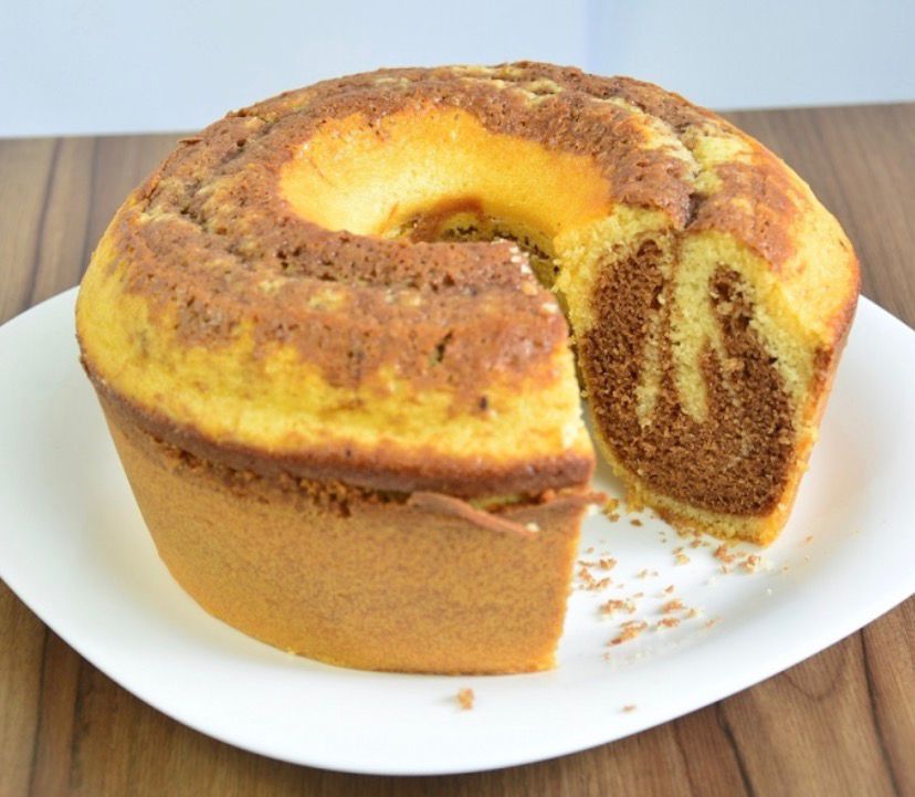 Bolo caseiro mesclado de baunilha e chocolate da Fill Doces