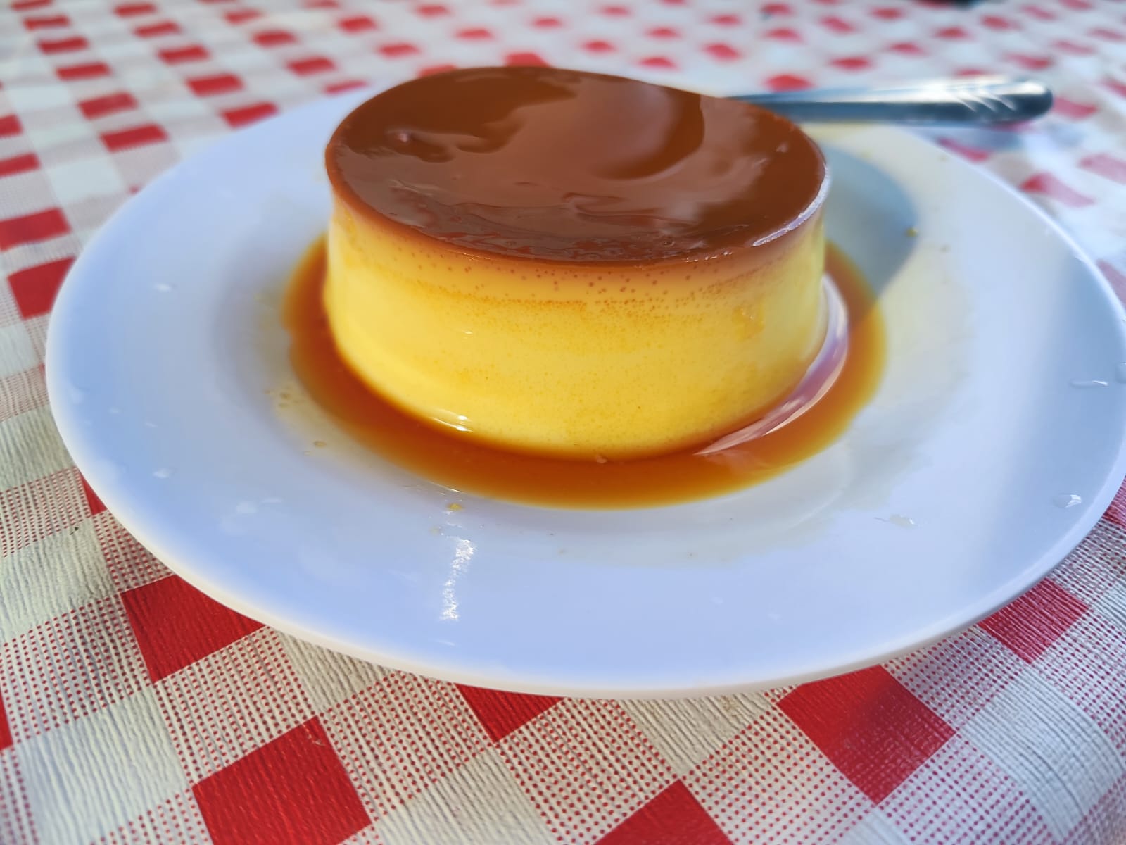 Pudim de leite condensado com calda de caramelo da Fill Doces