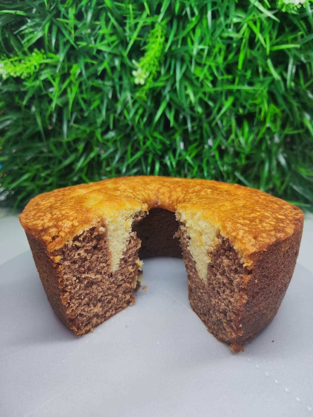 Bolo caseiro mesclado de baunilha e chocolate fatiado
