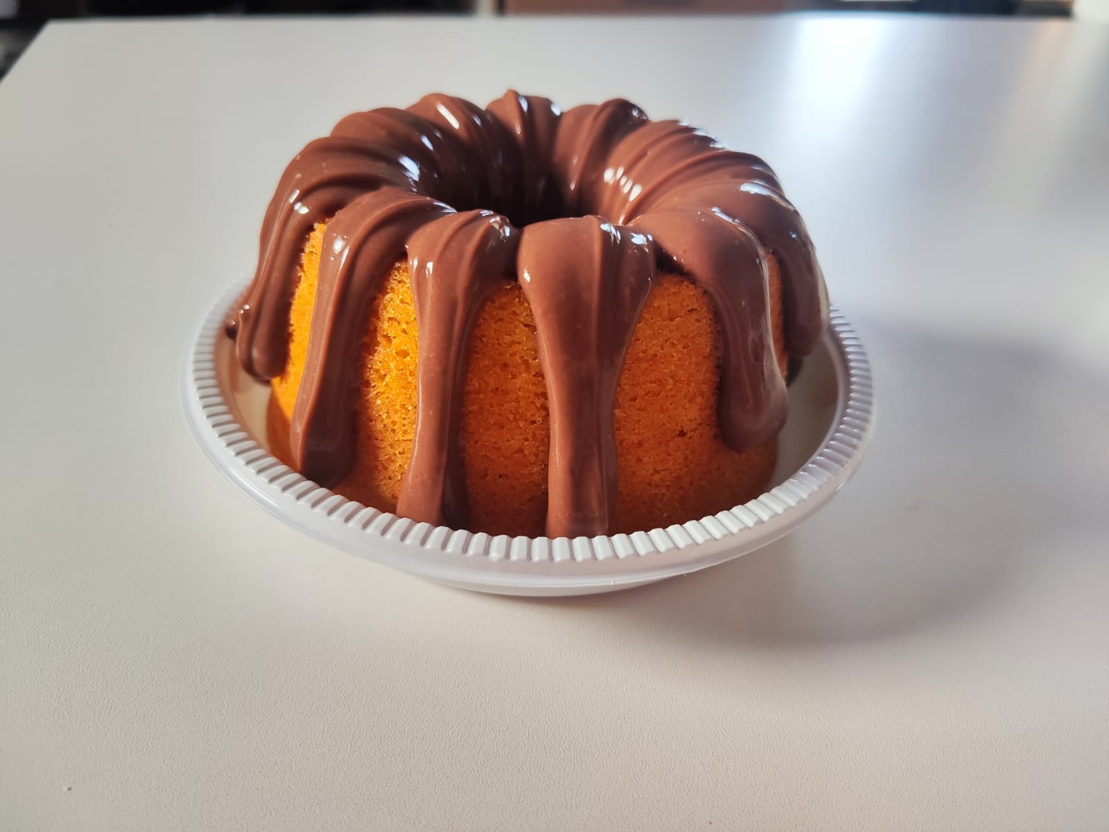 Bolo caseiro com cobertura cremosa de chocolate escorrendo